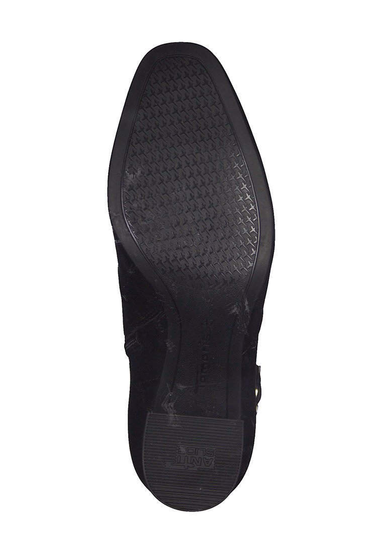 Schwarze Wildledersohle mit einer strukturierten Gummisohle, die ein Fischgrätenmuster und ein eingeprägtes Markenlogo aufweist. Flaches Absatzdesign.