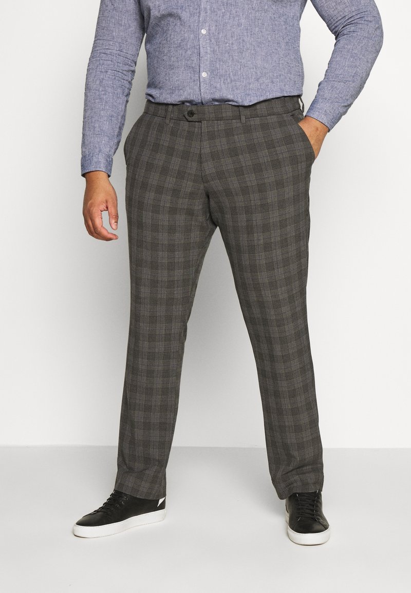 Grijze geruite broek van textuurstof, met een recht model, zijzakken en een knoopsluiting, gecombineerd met zwarte sneakers.