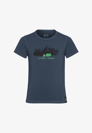 Laste tumesinise t-särgi esiküljel on mägede, puude, rohelise telgi, lõkke ja kirjaga "Nature's Nomads" kujutis.