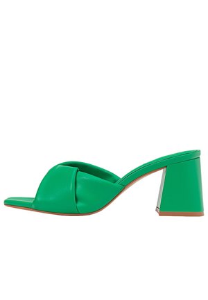 Zielony skórzany mule z odkrytymi palcami, z wyściełanym paskiem i blokowym obcasem, charakteryzujący się kwadratowym noskiem i beżową podeszwą.