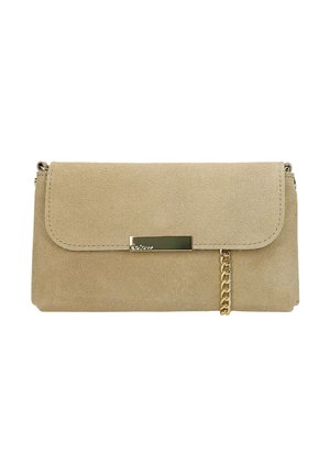 Pochette beige in camoscio con chiusura a patta, placca del marchio in metallo dorato e tracolla a catena dorata su sfondo bianco.