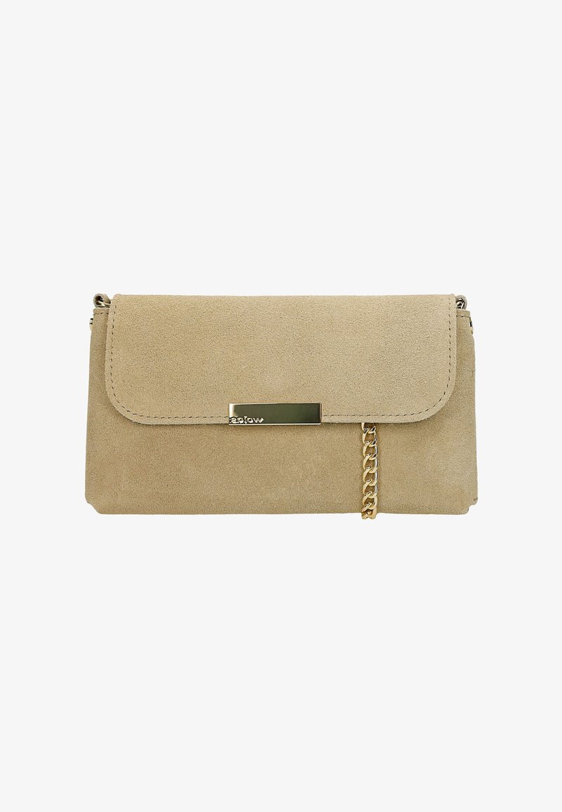 Pochette en daim beige avec fermeture à rabat, plaque de marque en métal doré et bandoulière chaîne dorée sur fond blanc.