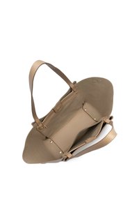 Borsa a mano in pelle beige con due manici lunghi, un interno spazioso e una tasca con zip. Dettagli in metallo dorato decorano il design.