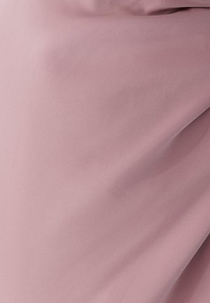 Tissu doux et léger en rose poussiéreux, présentant une texture lisse avec un léger drapé et de douces plis, créant une apparence fluide.