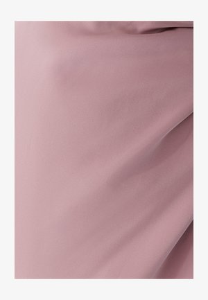 Tissu doux et léger en rose poussiéreux, présentant une texture lisse avec un léger drapé et de douces plis, créant une apparence fluide.