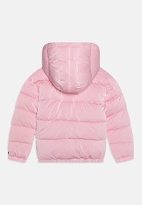 Różowa puchowa kurtka z kapturem, charakteryzująca się błyszczącą teksturą, poziomym pikowaniem oraz elastycznymi mankietami i dolnym brzegiem.