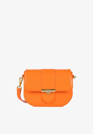 Borsa a tracolla in pelle arancione con chiusura a patta, dettagli in metallo dorato e tracolla regolabile. Texture liscia con una forma arrotondata.
