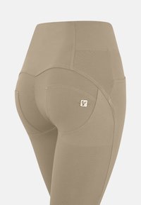 Freddy WR UP IN  VITA ALTA CON BOTTONI DECORATIVI - Leggings - irish cream