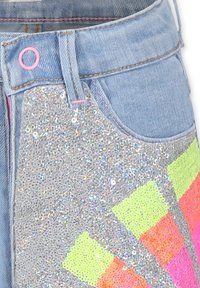 I pantaloni shorts in denim di un blu chiaro presentano un pannello frontale metallico argentato adornato da vivaci forme al neon. Sono inclusi dettagli in rosa e accessori in metallo.