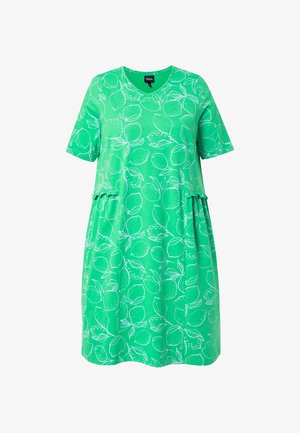 Vihreä lyhythihainen mekko, jossa valkoinen sitruuna- ja lehtikuvio, V-kaulus ja kerrostettu röyhelövyö.