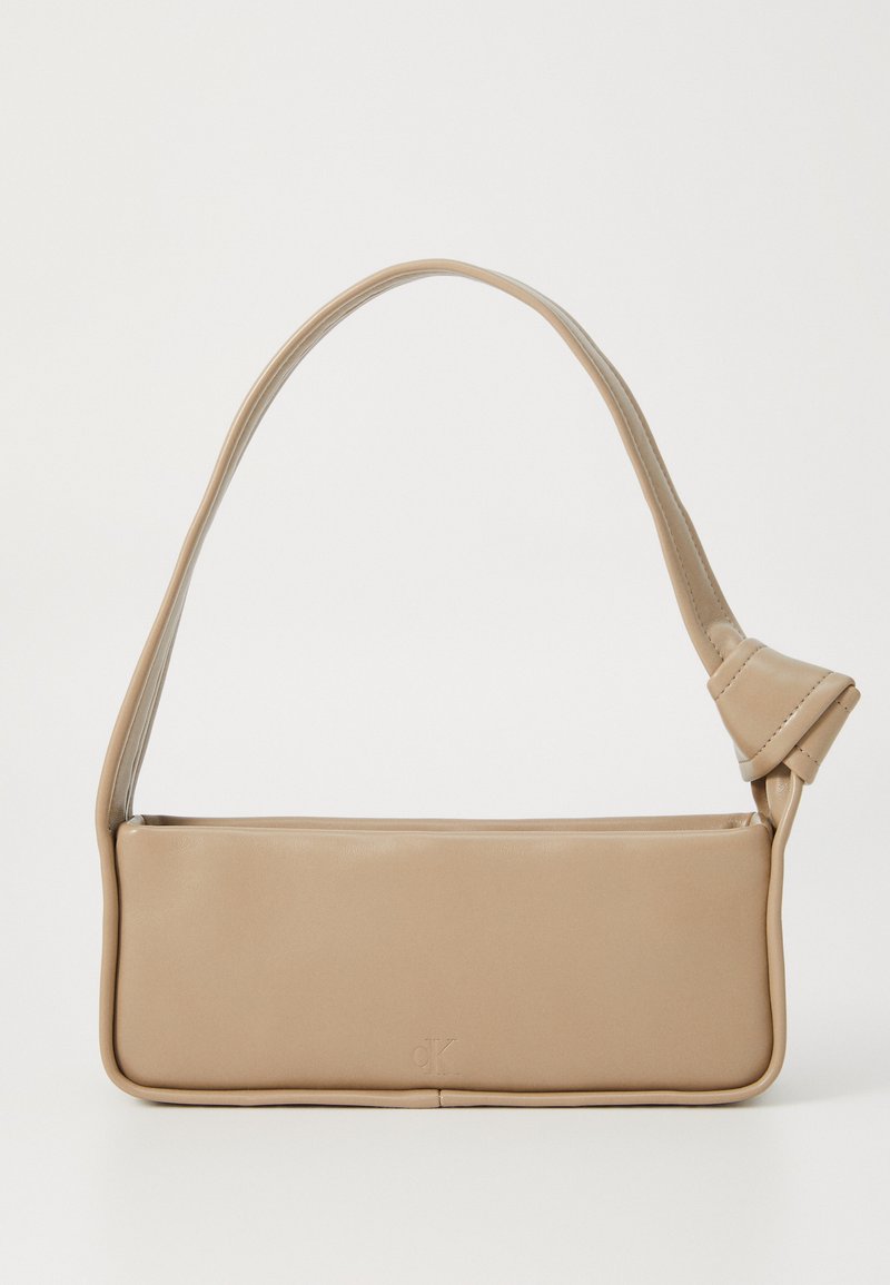 Borsa a tracolla sintetica beige di forma rettangolare, texture liscia, tracolla regolabile e dettagli del logo discreti sul fronte.