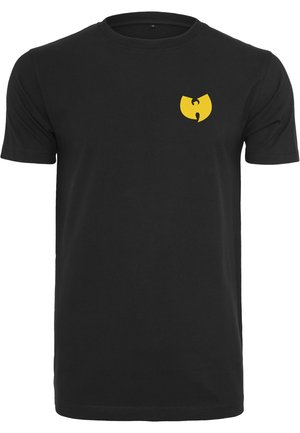 Schwarzes T-Shirt mit kurzen Ärmeln aus Baumwolle, mit einem gelben Logo, das auf der linken Brustseite gedruckt ist. Glatte Textur, Rundhalsausschnitt.