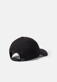 Cappello nero con visiera curva, realizzato in cotone. Presenta una fascetta regolabile sul retro e occhietti di ventilazione per la traspirabilità.