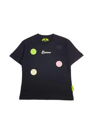 T-shirt nera a maniche corte con patch rotondi multicolori e scritta bianca "Barrow" sul davanti, più una piccola etichetta gialla sulla cucitura laterale.