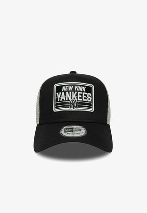 Schwarze New York Yankees-Kappe mit aufgesticktem Logo auf der Vorderseite, Netzrücken, strukturiertem Schirm und gebogenem Visier. Verstellbare Passform mit einem Markenschild.