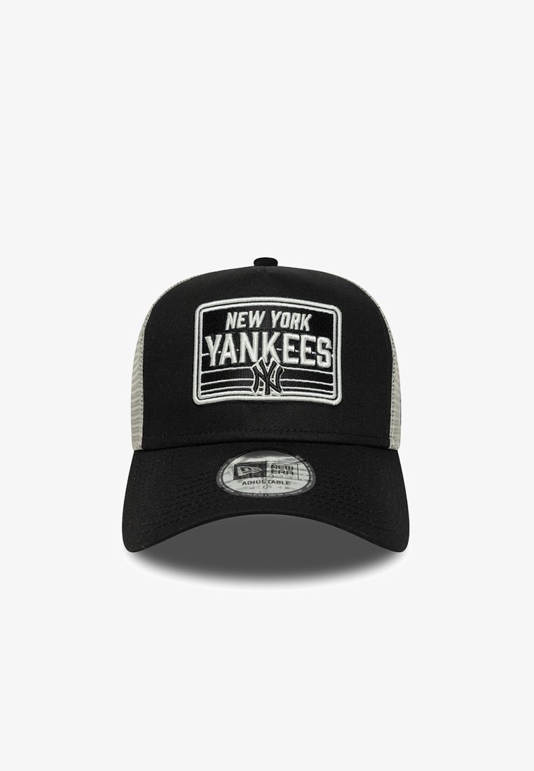 Fekete New York Yankees sapka, elöl hímezet logóval, hálós hátrész, struktúrált korona és ívelt perem. Állítható méret, márkajelzéssel.