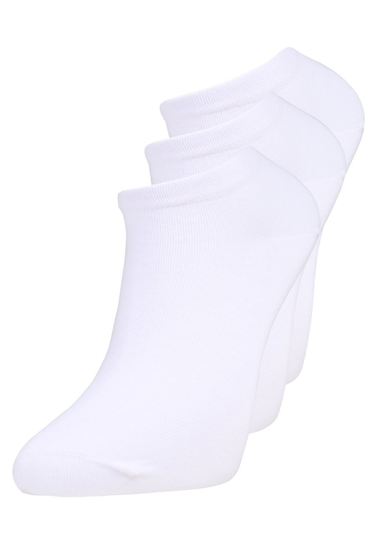 Weiße Knöchelstrümpfe, präsentiert in einem Set von drei. Hergestellt aus einem glatten, dehnbaren Material mit einem gerippten Bündchen. Keine sichtbaren Muster oder Akzente.