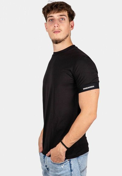 T-shirt nera a maniche corte in morbido cotone, con scollo rotondo e logo sulla manica sinistra. Silhouette aderente.