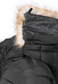 Manteau rembourré noir avec une capuche amovible, doté d'une bordure en fausse fourrure marron clair. Comprend une fermeture éclair noire et un aspect matelassé.