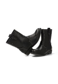 Botas de cuero negro hasta el tobillo con punta afilada, acentos de tachuelas y detalle de costura curva. Tacón bajo y lengüetas para un fácil calzado.