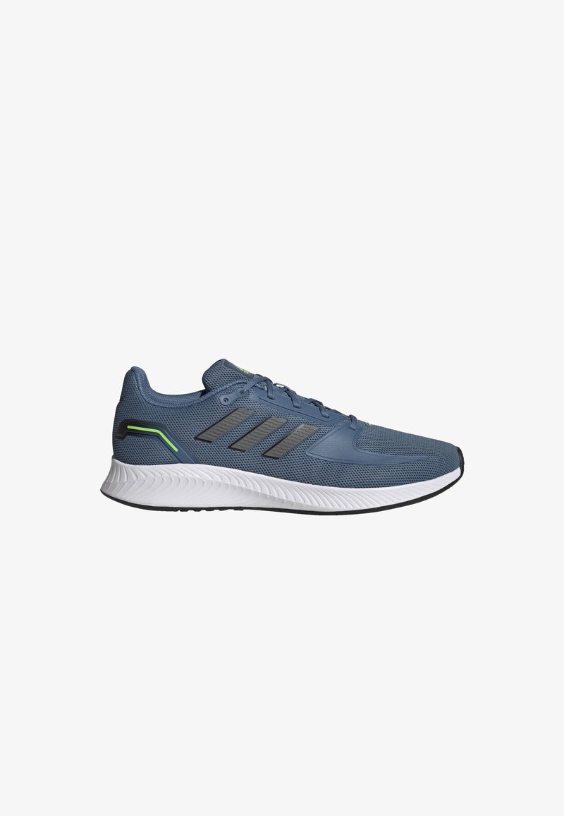 Basket de sport bleue avec une semelle blanche texturée, un motif sombre à trois bandes sur le côté et un accent vert sur la languette du talon.