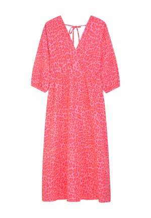 Rosa Kleid mit Leopardenmuster, V-Ausschnitt, kurzen Puffärmeln und einer Schleifendetail am Rücken. Weicher Stoff und fließendes Design in knielanger Länge.