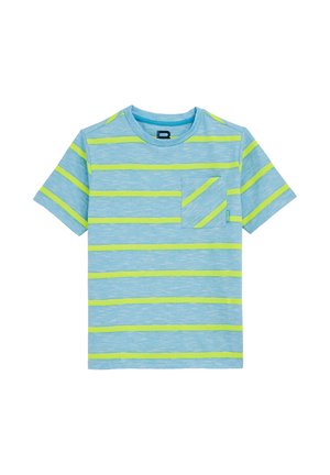 T-shirt azzurro chiaro a maniche corte con righe orizzontali verdi e gialle; presenta una piccola tasca sul petto con un motivo a righe coordinato.