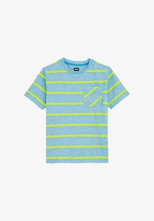 Svetlomodré tričko s krátkym rukávom a zelenými a žltými horizontálnymi pruhmi; obsahuje malú náprsní tašku so zodpovedajúcim pruhovaným vzorom.