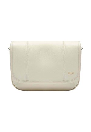 Sac bandoulière en cuir couleur crème avec fermeture à rabat et logo Lancel discret embossé en or dans le coin inférieur droit.
