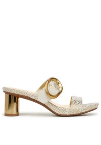 Witte sandaal met hakken, voorzien van een gestructureerd slangenhuidpatroon, een gouden ronde accenta op de band en een metallic blokhak. Vloeiende interieurafwerking.