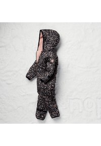 Mustapufferipuku, jossa on vaaleanpunaisia pilkkuja, hupullinen malli, etuvetoketju ja pehmeä vuori. Räväkkä kangas ja elastiset hihansuut.