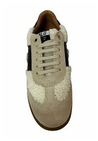 Zapatillas de ante beige con detalles de piel sintética color crema, paneles laterales negros, cordones redondos y ojales dorados, que cuentan con una lengüeta y plantilla acolchadas.