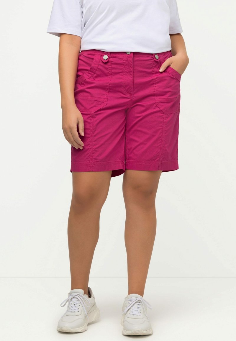 Magenta shorts met een ontspannen pasvorm, voorzien van twee voorzakken, een soepele textuur en metalen knoopaccenten. G gedragen met witte sneakers.