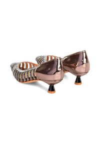 Zapatos metálicos en color rosa dorado con diseño recortado, acentos plateados y punta afilada. Terminado con pequeños tacones geométricos y detalles texturizados.