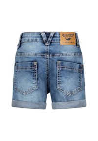 Blå denimshorts med uppvikt nederkant, två bakfickor med knapprar, och en brun läderetikett med texten "Salt & Pepper."