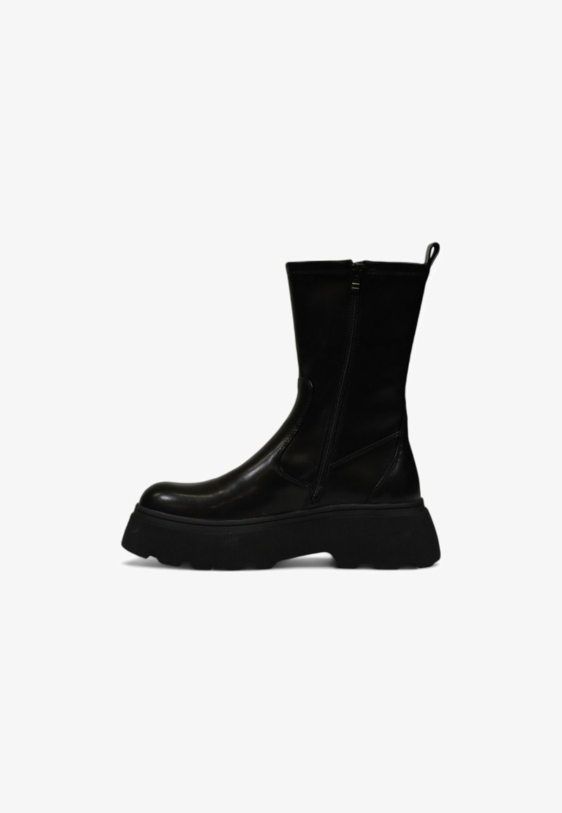 Bottines en cuir noir avec une semelle en caoutchouc épaisse, fermeture éclair sur le côté et languette à l'arrière. Texture lisse avec un design épuré.