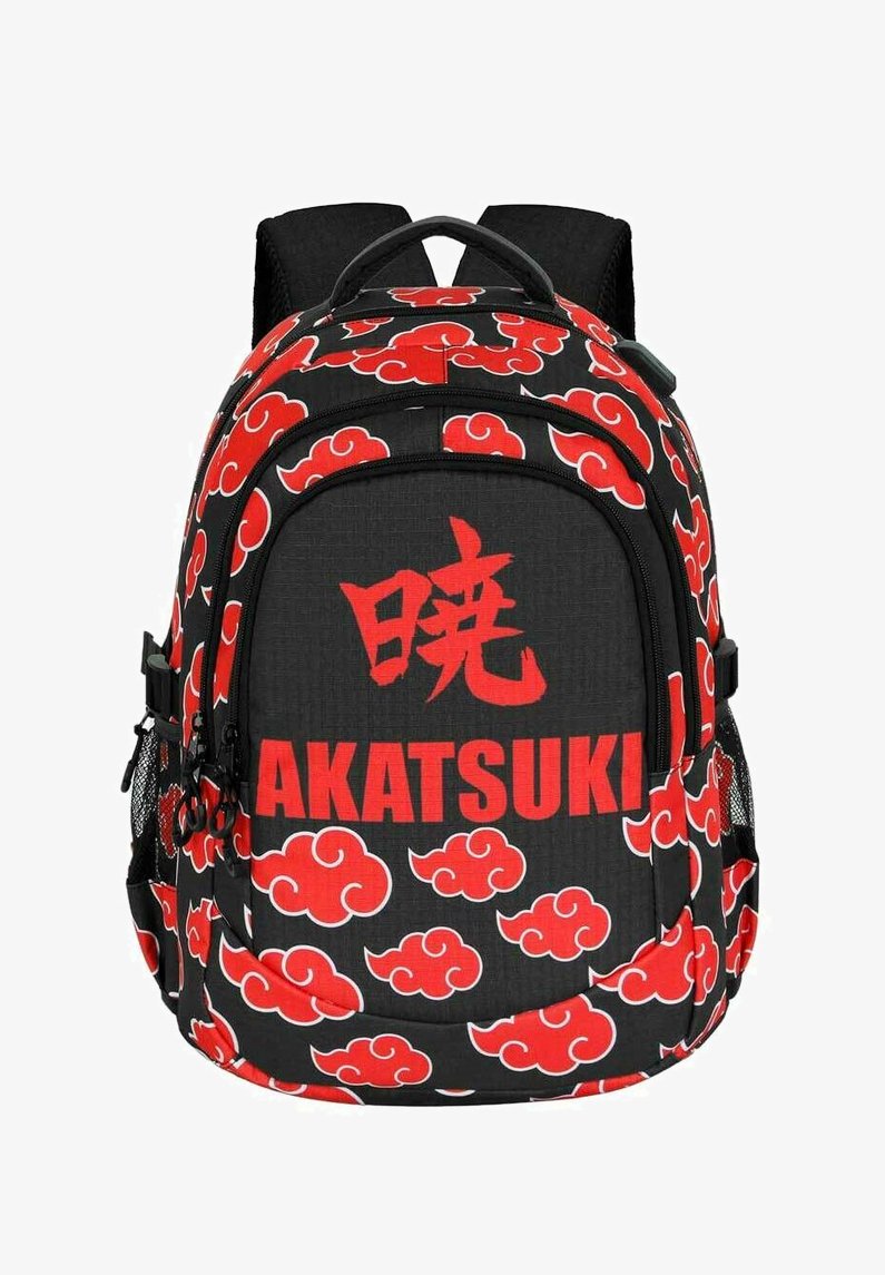 Zwarte rugzak met rode wolkpatronen en grote "AKATSUKI" tekst. Voorzien van gevoerde schouderbanden, een bovenhandvat en zijvakken van gaas.