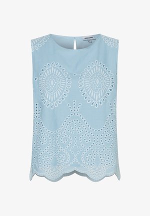 Hellblaue ärmellose Bluse mit weißen, bestickten Lochstickereimustern und gewelltem Saum, mit rundem Ausschnitt und Knopfverschluss am Rücken.