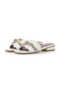 Sandalias deslizantes blancas con suela plana, que cuentan con detalles de cinta metálica y una plantilla texturizada en púrpura. Diseño minimalista sin soporte trasero.