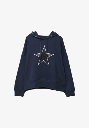 Granatowa bluza z kapturem z dużym wzorem gwiazdy w czerni i bieli. Posiada kaptur ze sznurkiem i ściągacze na rękawach. Miękka tekstura materiału.