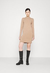 Object OBJTHESS DRESS - Fodralklänning - chipmunk