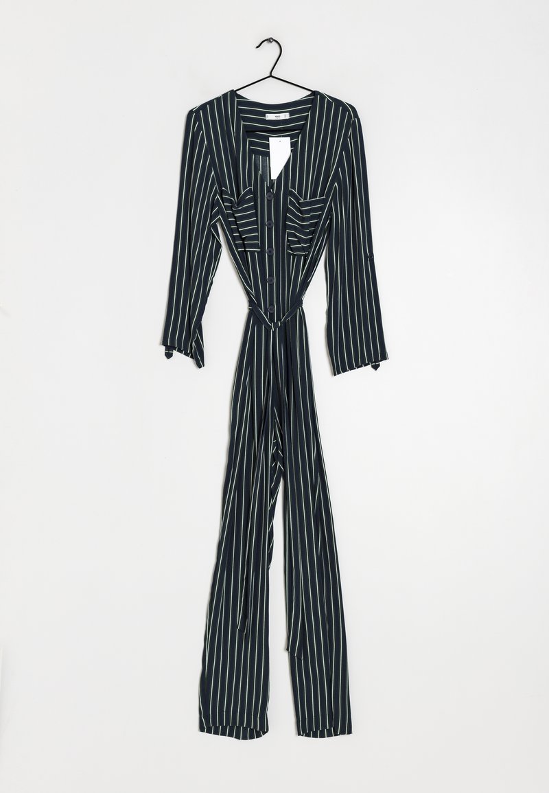 Combinaison bleu marine à fines rayures verticales blanches, manches longues, ouverture boutonnée sur le devant, poches poitrine, ceinture à la taille, suspendue sur un cintre noir.