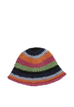Cappello bucket lavorato a mano all’uncinetto con righe orizzontali colorate in filato nero, blu navy, azzurro, arancione, rosa e verde.