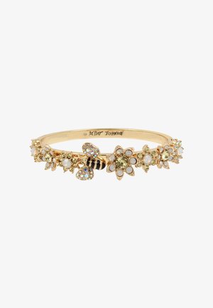 Bracciale in tono oro con design floreali e un accento di ape, adornato da gemme multicolori che creano una superficie lucida e testurizzata.