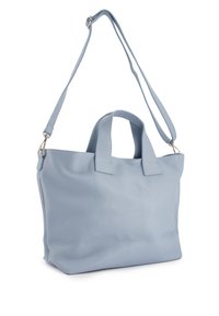 Lichtblauwe leren tote bag met een gestructureerd oppervlak, twee korte handvatten en een afneembare lange schouderriem. Beschikt over een eenvoudige rechthoekige vorm.