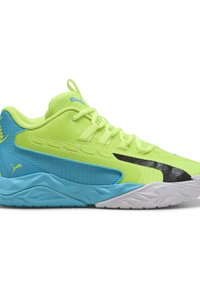 Baskets de sport vert vif avec accents bleus, dessus en mesh texturé, détail de logo noir, et semelle bleue cushonnée avec un motif de bande de roulement.