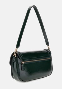 Borsa a spalla in vernice verde con tasca con zip, forma rettangolare, tracolla regolabile e dettagli in metallo dorato.