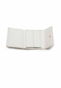 Weißes Lederportemonnaie mit strukturiertem Oberflächen, das mehrere Kartenfächer und einen Druckverschluss aufweist. Das Innere ist glatt mit einem dezenten, geprägten Logo.