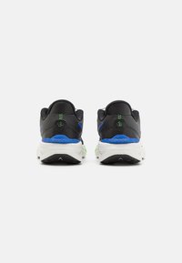 Zwarte en grijze sport schoenen met blauwe en groene accenten. Heeft een gestructureerde mesh bovenkant en een witte tussenzool met rubberen buitenzool.