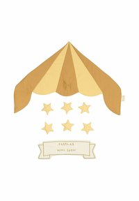 Medvilninis palapinė geltonos ir smėlio spalvos dryžiais, papuoštas žvaigždės formos minkštais dekoracijomis ir vėliavėle, ant kurios išsiuvinėta "FABELAB MINI SHOW".